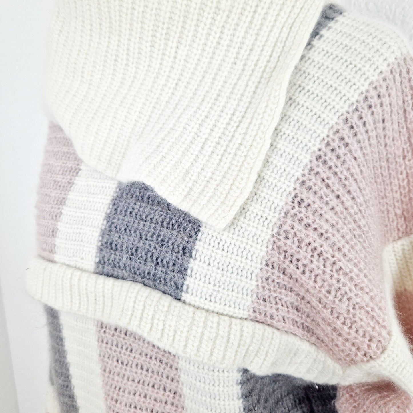 Einzigartiger und nachhaltiger Vintage Pullover in weiss-rosa-grau. Unique and sustainable vintage pullover in white-pink-grey. Close-up.
