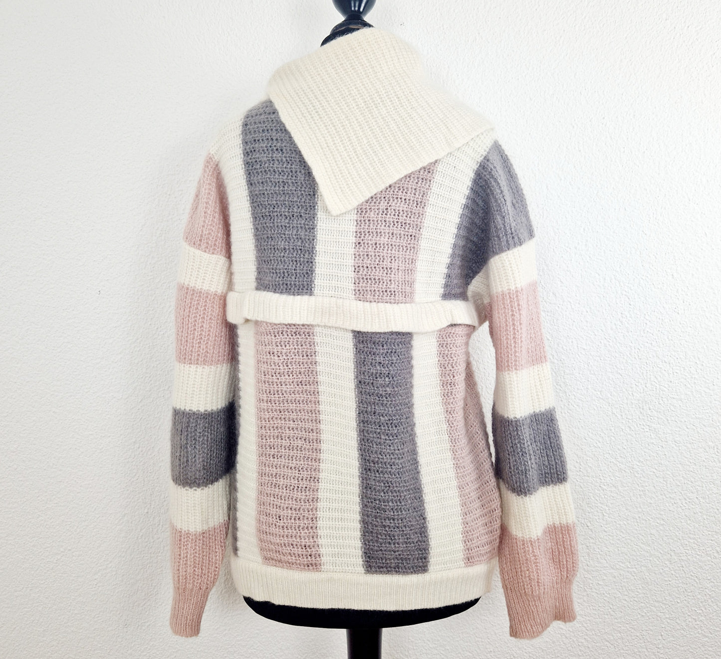 Einzigartiger und nachhaltiger Vintage Pullover in weiss-rosa-grau. Unique and sustainable vintage pullover in white-pink-grey. Back.