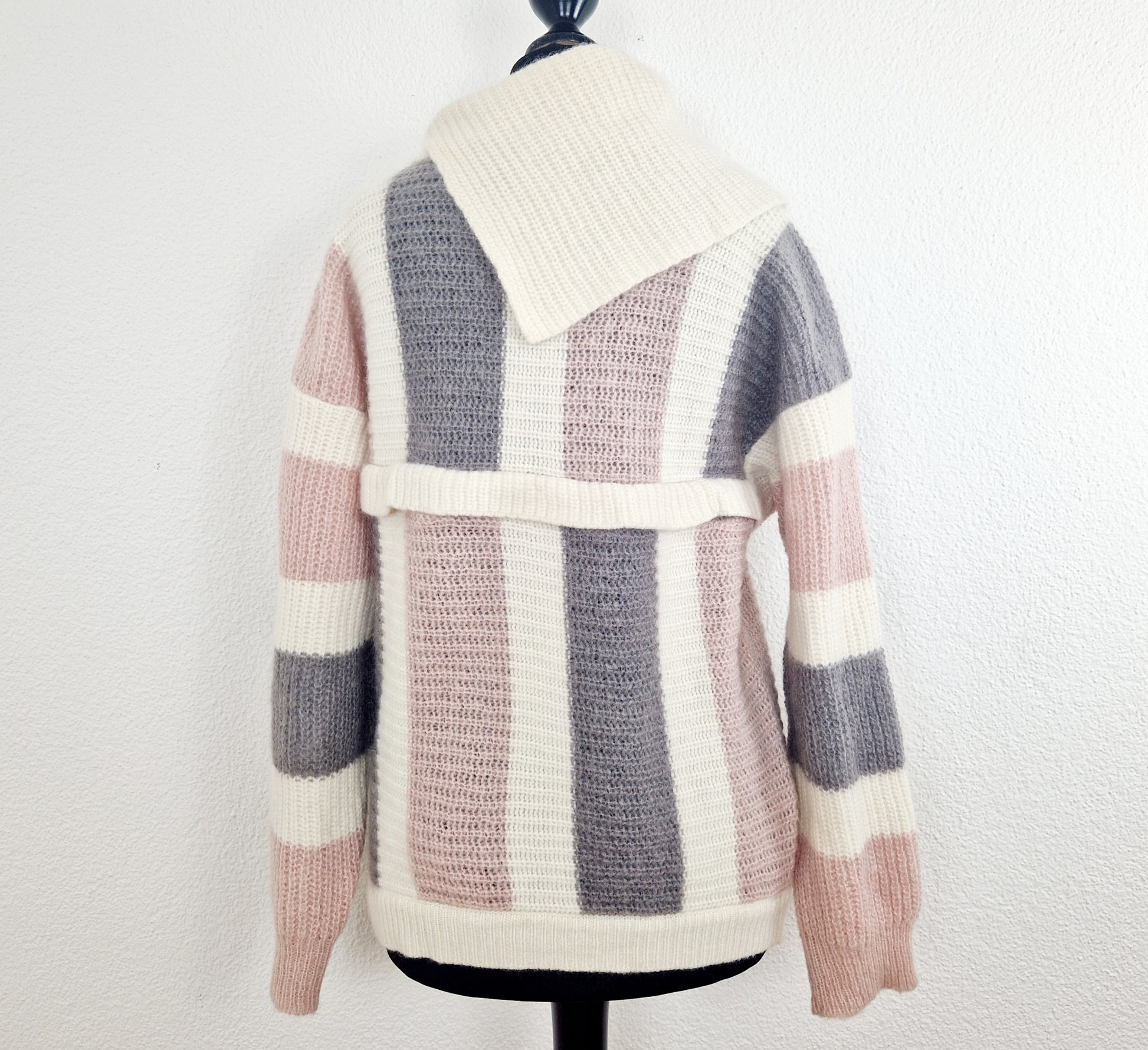 Einzigartiger und nachhaltiger Vintage Pullover in weiss-rosa-grau. Unique and sustainable vintage pullover in white-pink-grey. Back.