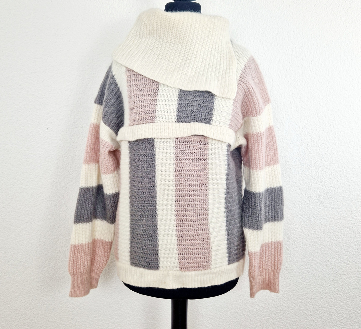 Einzigartiger und nachhaltiger Vintage Pullover in weiss-rosa-grau. Unique and sustainable vintage pullover in white-pink-grey. Front. 