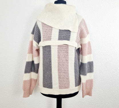 Einzigartiger und nachhaltiger Vintage Pullover in weiss-rosa-grau. Unique and sustainable vintage pullover in white-pink-grey. Front. 