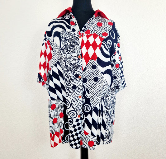 Einzigartige und nachhaltige Vintage Bluse, Kurzarm, in weiss-rot-blau, geometrisch. Unique and sustainable vintgage blouse, short sleeved, in white-red-blue, geometric. Front. 