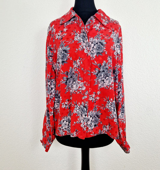 Einzigartige und nachhaltige Vintage Bluse in rot-grau mit Blumen. Unique and sustainable vintage blouse in red-grey with flowers. Front.