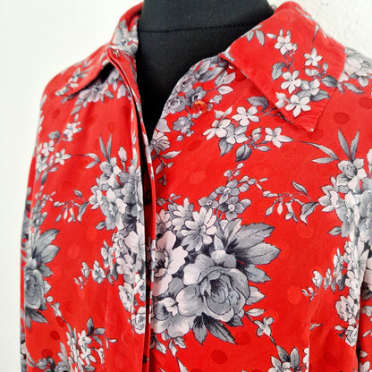 Einzigartige und nachhaltige Vintage Bluse in rot-grau mit Blumen. Unique and sustainable vintage blouse in red-grey with flowers. Close-up.