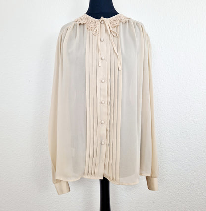 Einzigartige und nachhaltige Vintage Bluse in hellbeige mit Schleife und Häkelkragen. Unique and sustainable vintage blouse in light beige with bow an crocheted collar. Front.