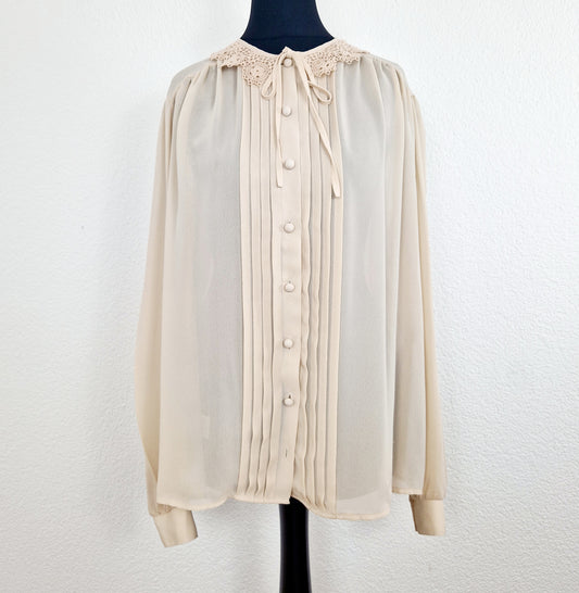 Einzigartige und nachhaltige Vintage Bluse in hellbeige mit Schleife und Häkelkragen. Unique and sustainable vintage blouse in light beige with bow an crocheted collar. Front.