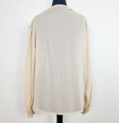 Einzigartige und nachhaltige Vintage Bluse in hellbeige mit Schleife und Häkelkragen. Unique and sustainable vintage blouse in light beige with bow an crocheted collar. Back.
