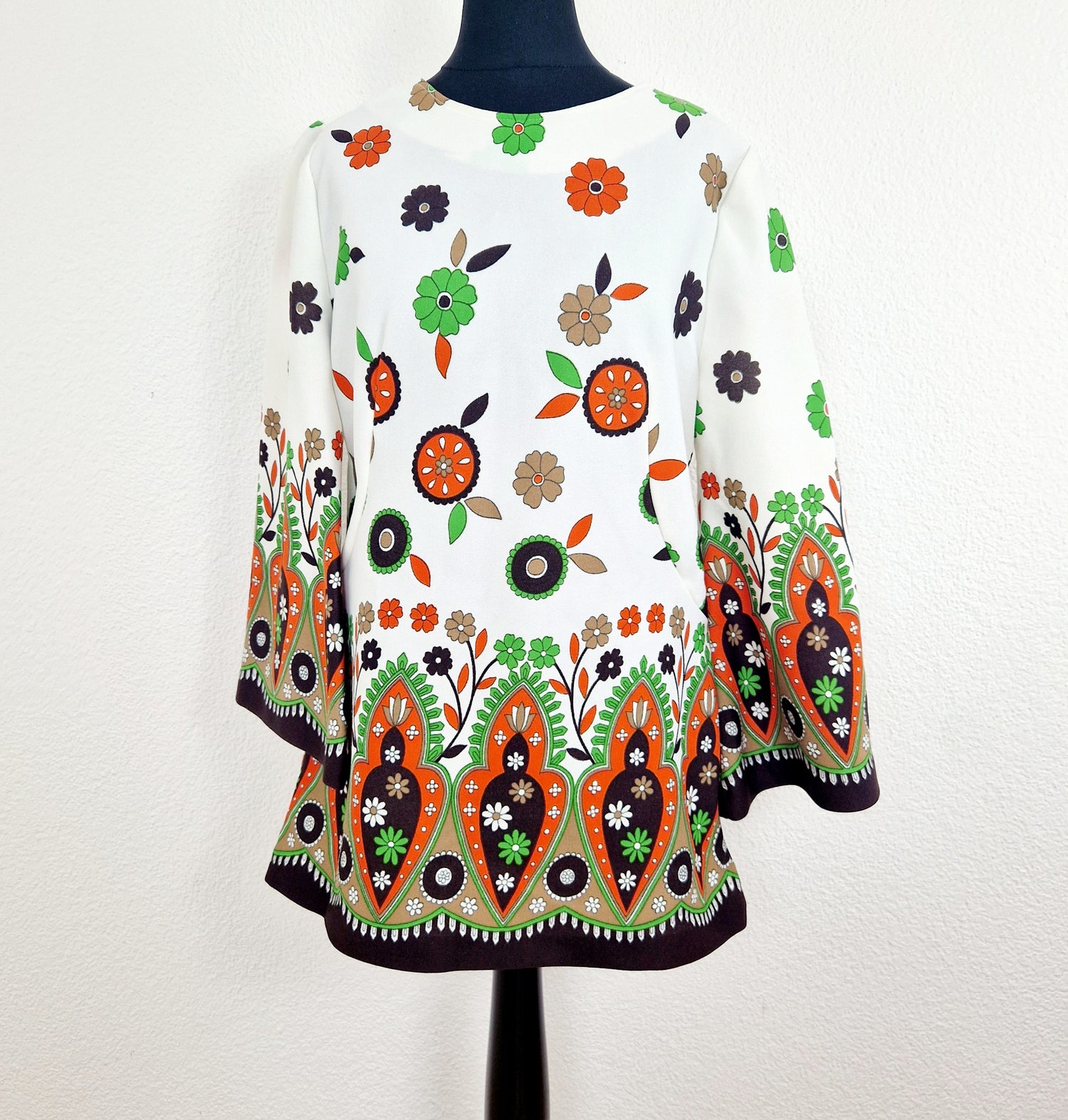 Einzigartiges und nachhaltiges Vintage Shirt in eierschale-orange-grün mit Blumen und 3/4-Ärmeln. Unique and sustainable vintage shirt in off white-orange-green with flowers and 3/4-sleeves. Front.