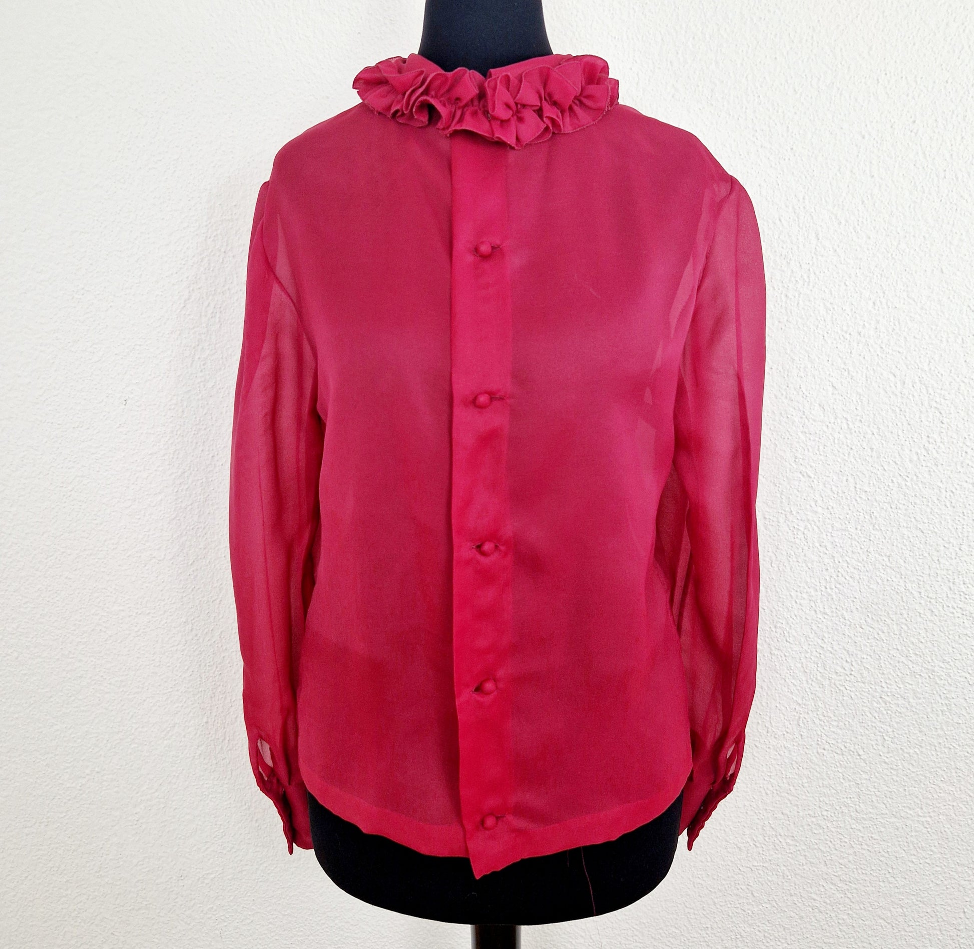Einzigartige und nachhaltige Vintage Bluse in weinrot mit Rüschen. Unique and sustainable vintage blouse in wine red with ruching. Front.