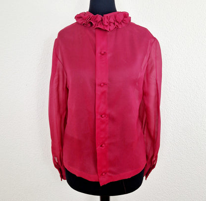 Einzigartige und nachhaltige Vintage Bluse in weinrot mit Rüschen. Unique and sustainable vintage blouse in wine red with ruching. Front.