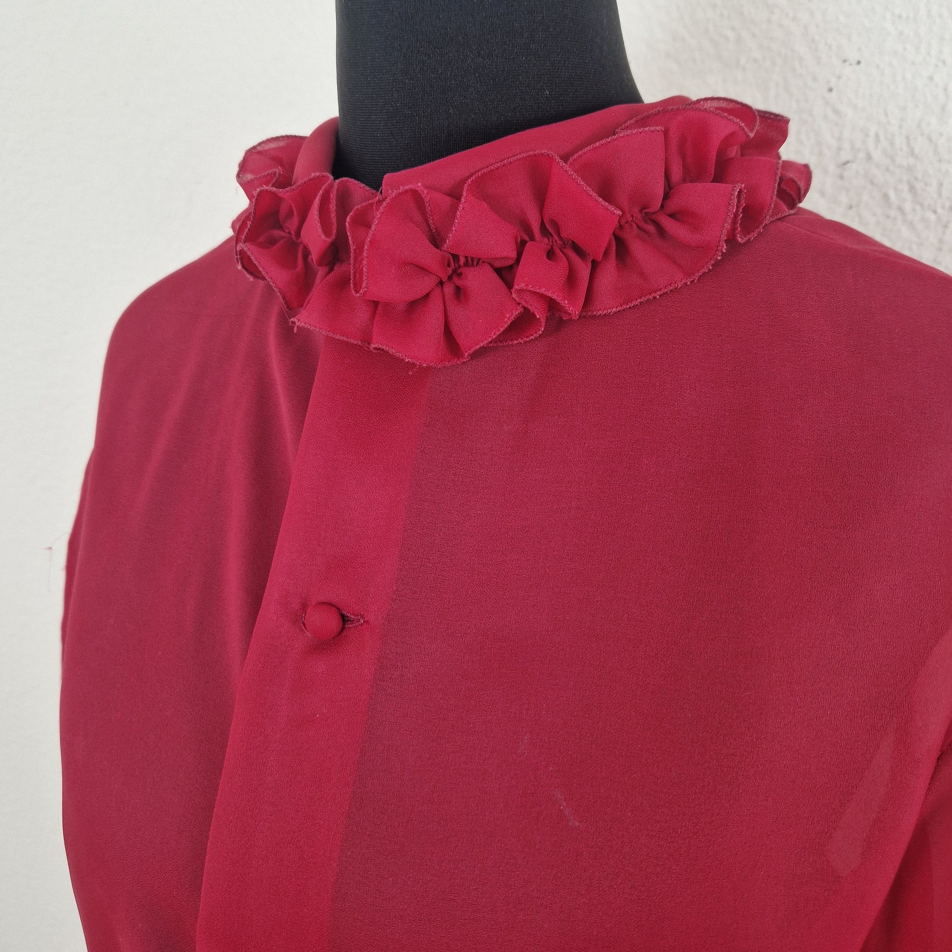 Einzigartige und nachhaltige Vintage Bluse in weinrot mit Rüschen. Unique and sustainable vintage blouse in wine red with ruching. Close-up.