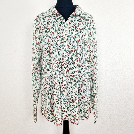 Einzigartige und nachhaltige Vintage Bluse in weiss-grün-rot mit  Vögeln. Unique and sustainable vintage blouse in white-green-red with birds. Front. 
