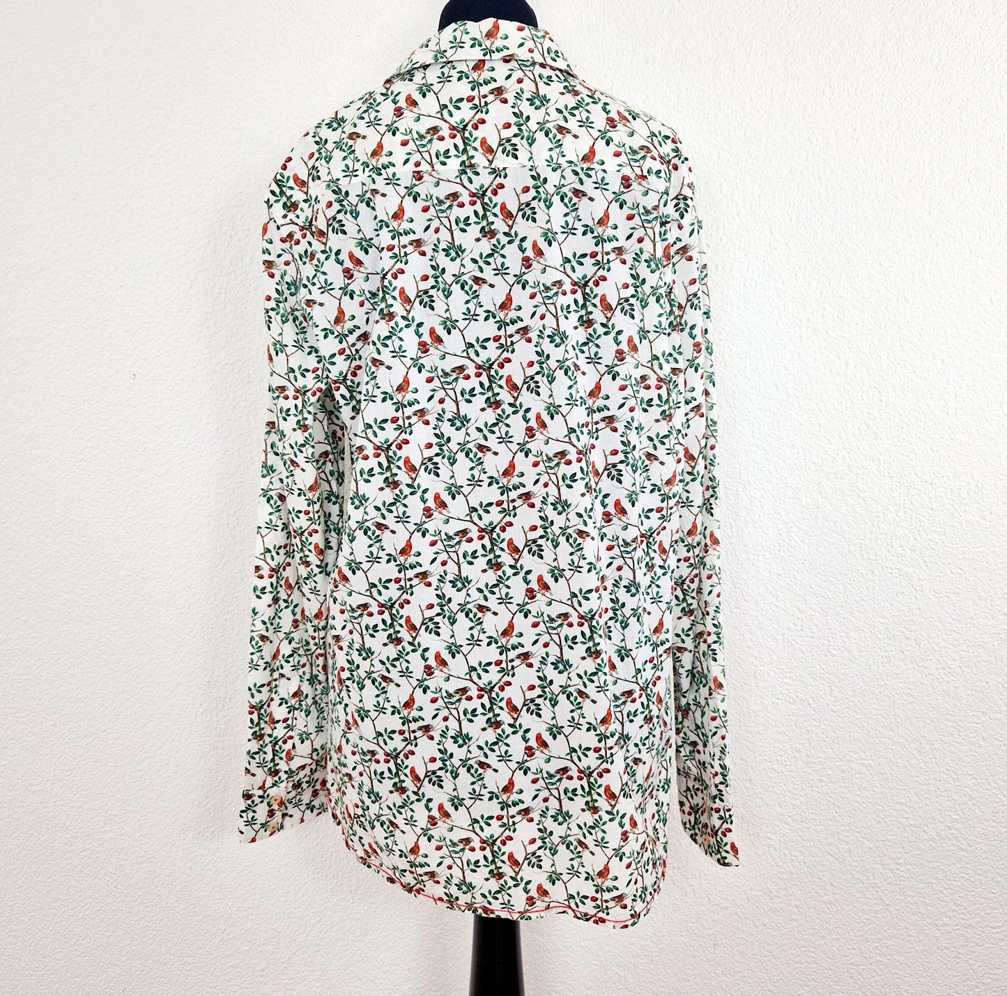Einzigartige und nachhaltige Vintage Bluse in weiss-grün-rot mit  Vögeln. Unique and sustainable vintage blouse in white-green-red with birds. Back.