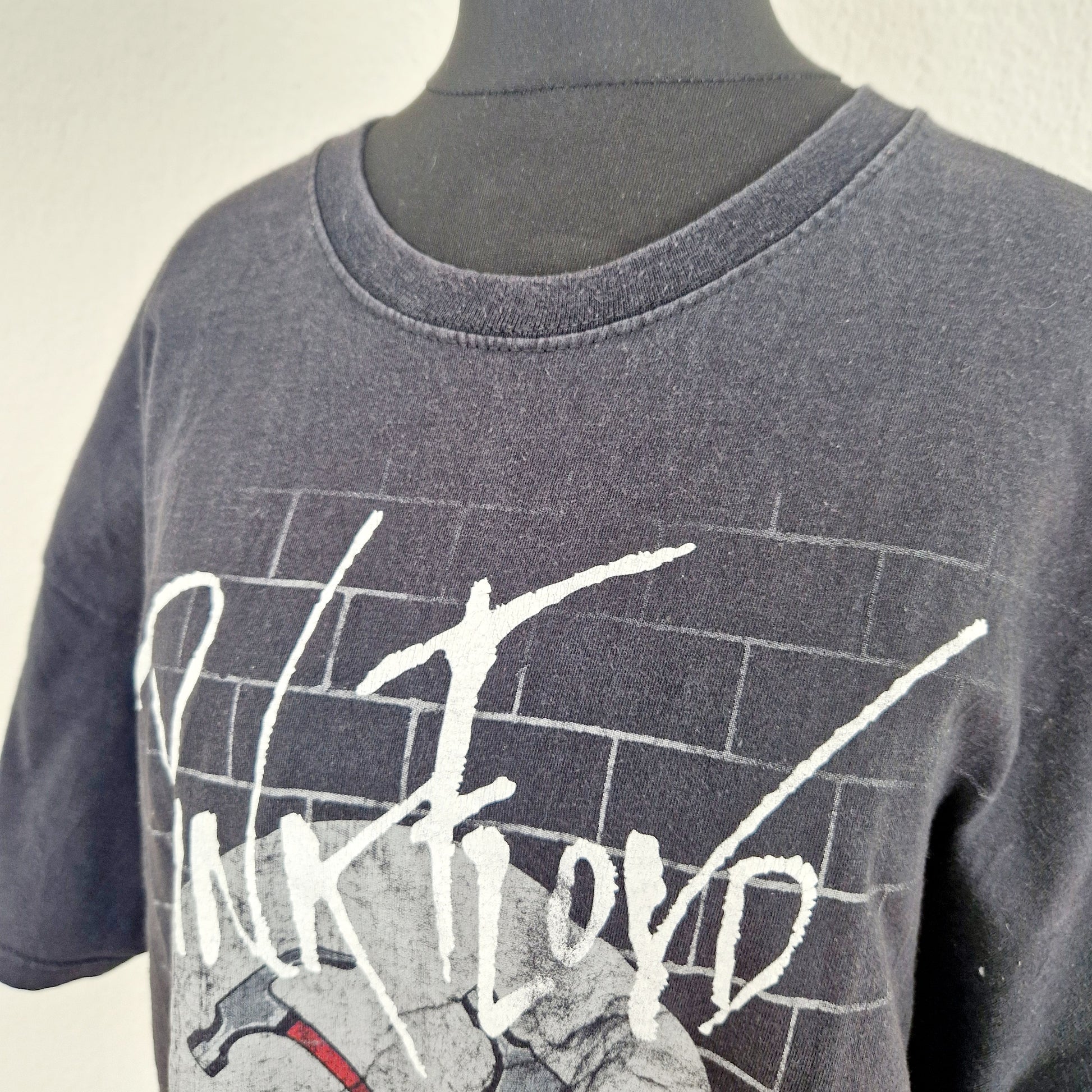 Einzigartiges und nachhaltiges Vintage T-Shirt Pink Floyd, The Wall. Unique and sustainable vintage t-shirt Pink Floyd, The Wall. Close-up.