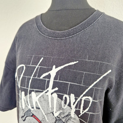 Einzigartiges und nachhaltiges Vintage T-Shirt Pink Floyd, The Wall. Unique and sustainable vintage t-shirt Pink Floyd, The Wall. Close-up.