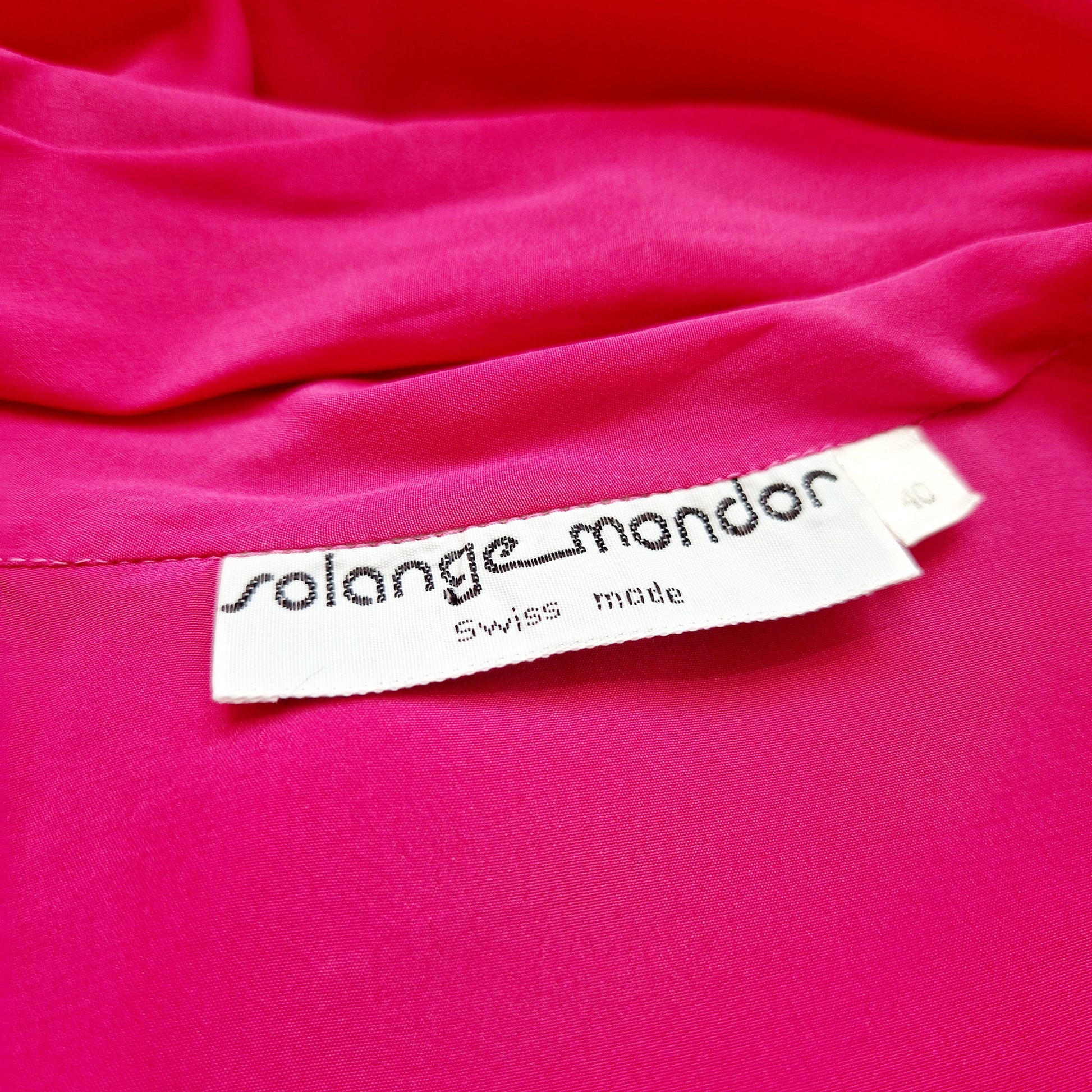 Einzigartige und nachhaltige Vintage Bluse in pink mit Schleife. Unique and sustainable vintage blouse in pink with bow. Tag. 