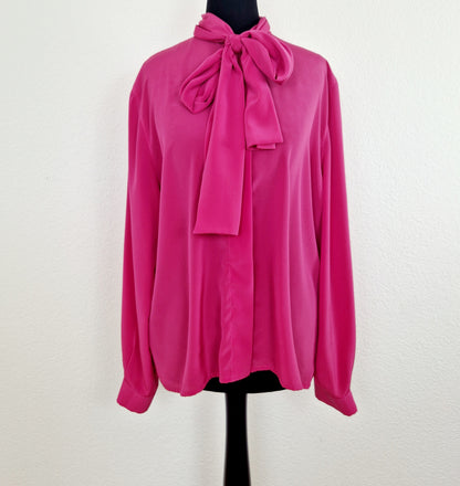 Einzigartige und nachhaltige Vintage Bluse in pink mit Schleife. Unique and sustainable vintage blouse in pink with bow. Front.
