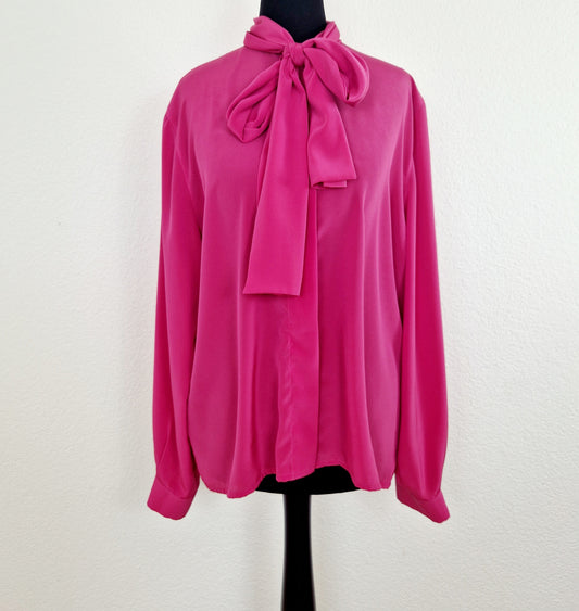 Einzigartige und nachhaltige Vintage Bluse in pink mit Schleife. Unique and sustainable vintage blouse in pink with bow. Front.