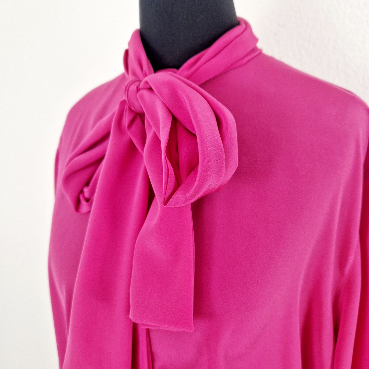 Einzigartige und nachhaltige Vintage Bluse in pink mit Schleife. Unique and sustainable vintage blouse in pink with bow. Bow.