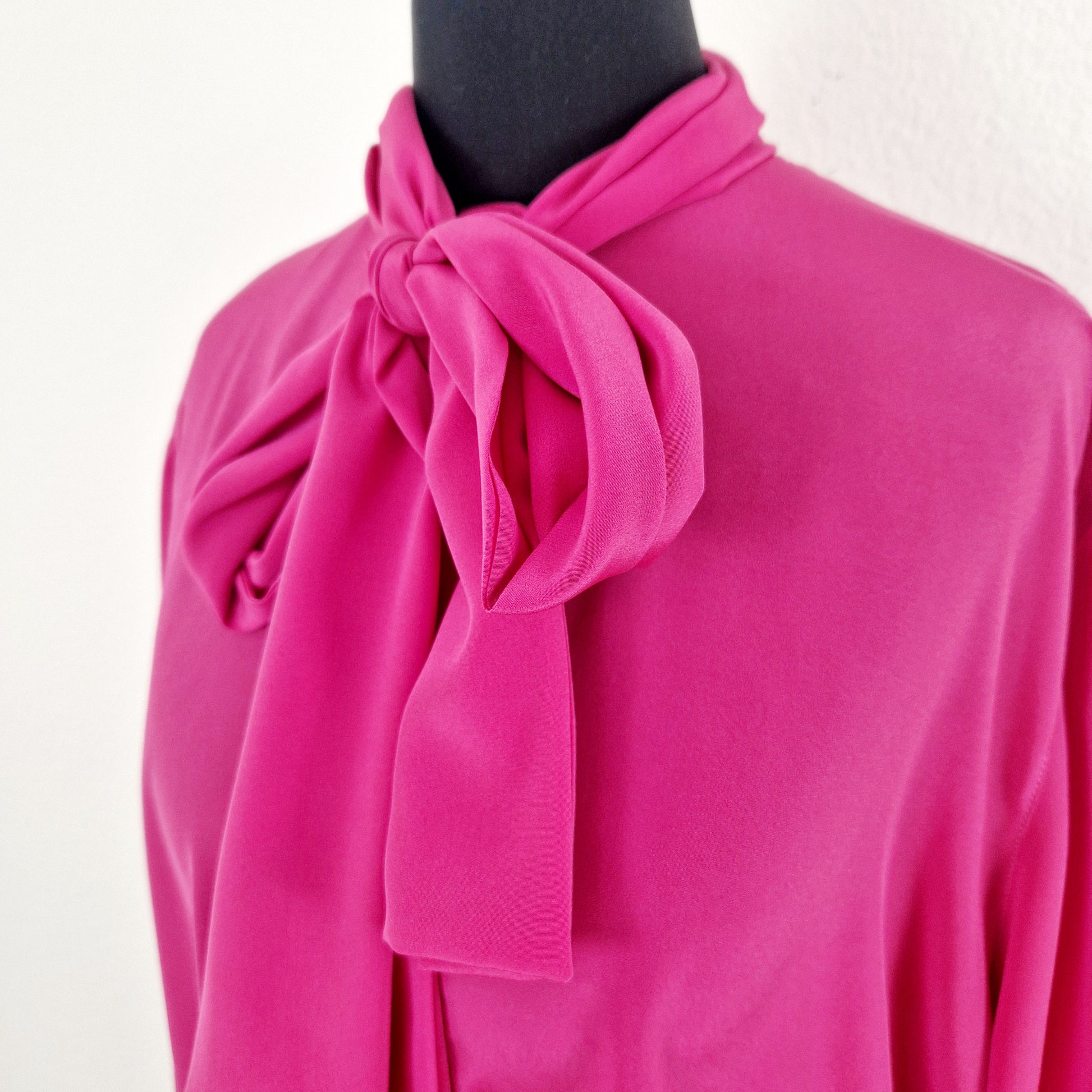 Einzigartige und nachhaltige Vintage Bluse in pink mit Schleife. Unique and sustainable vintage blouse in pink with bow. Bow.