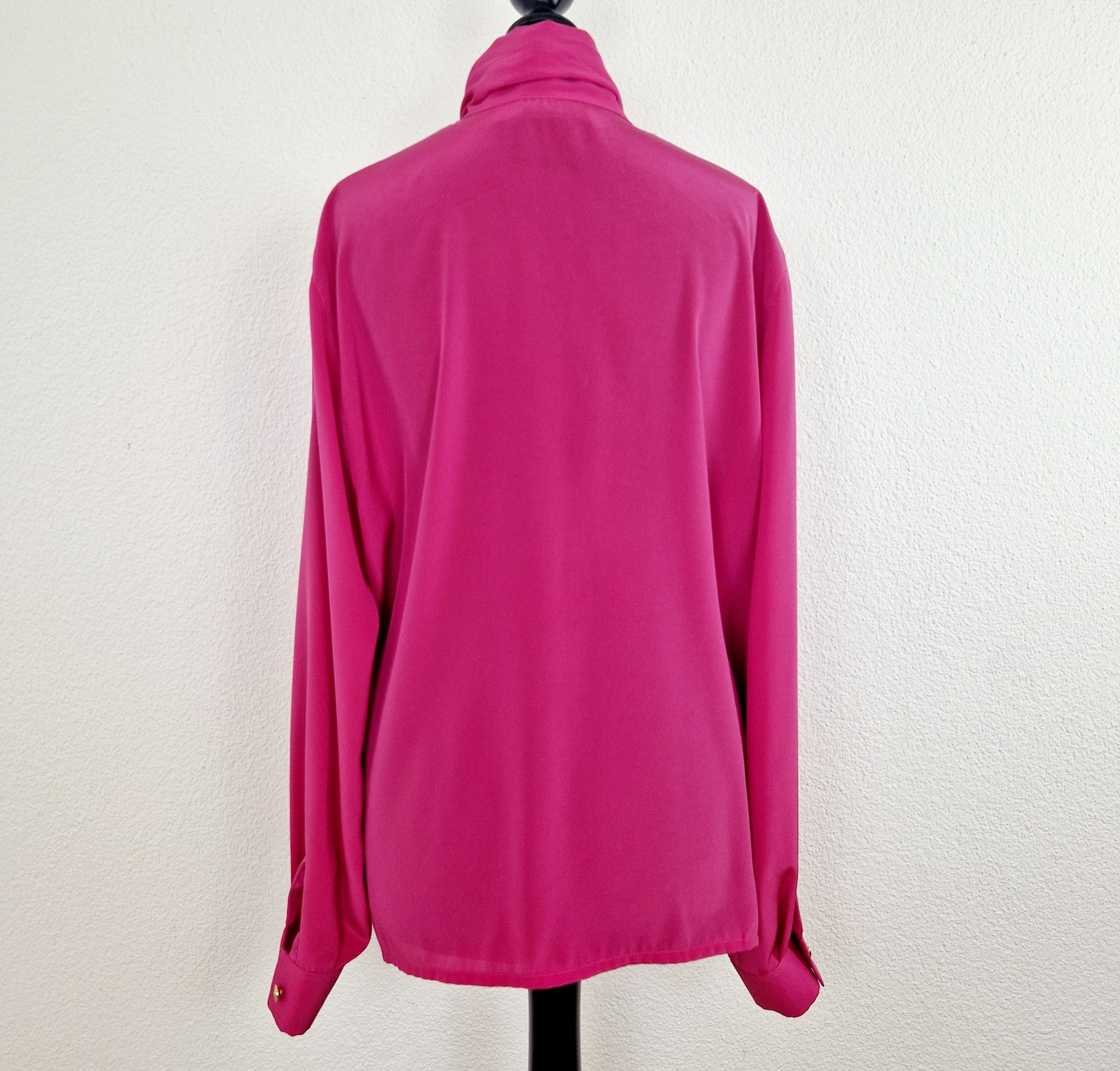 Einzigartige und nachhaltige Vintage Bluse in pink mit Schleife. Unique and sustainable vintage blouse in pink with bow. Back.