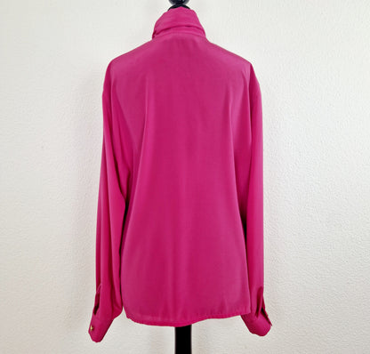 Einzigartige und nachhaltige Vintage Bluse in pink mit Schleife. Unique and sustainable vintage blouse in pink with bow. Back.