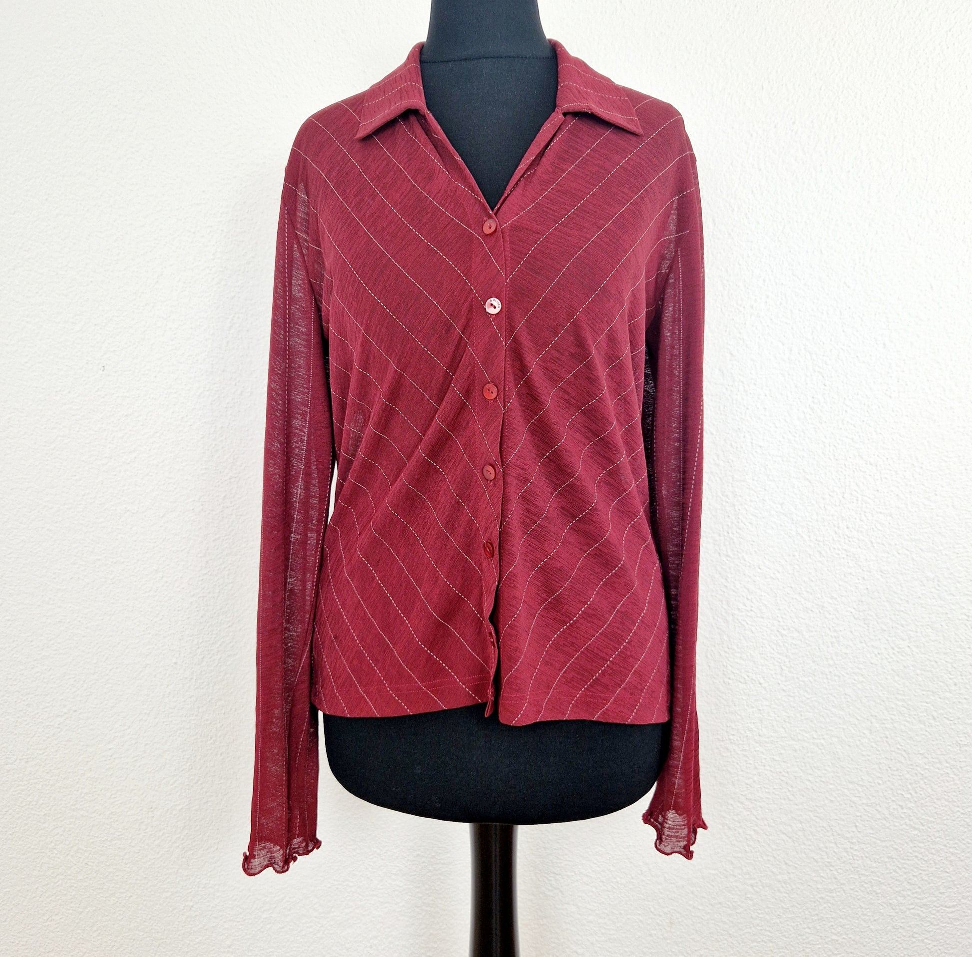 Einzigartige und nachhaltige Vintage Bluse in weinrot mit Streifen. Unique and sustainable vintage blouse in wine red with stripes. Front.