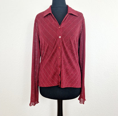 Einzigartige und nachhaltige Vintage Bluse in weinrot mit Streifen. Unique and sustainable vintage blouse in wine red with stripes. Front.