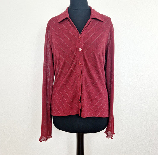 Einzigartige und nachhaltige Vintage Bluse in weinrot mit Streifen. Unique and sustainable vintage blouse in wine red with stripes. Front.