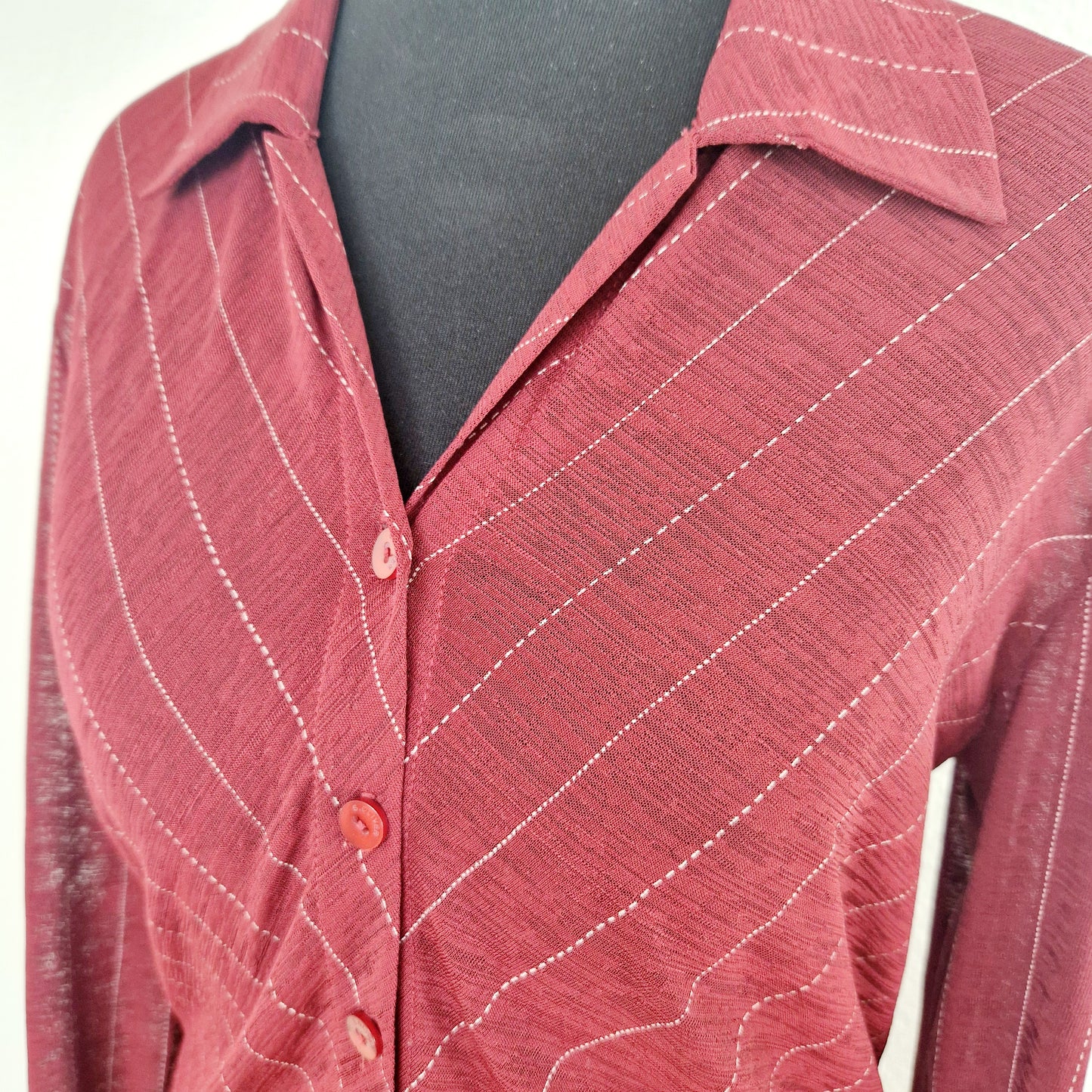 Einzigartige und nachhaltige Vintage Bluse in weinrot mit Streifen. Unique and sustainable vintage blouse in wine red with stripes. Close-up.