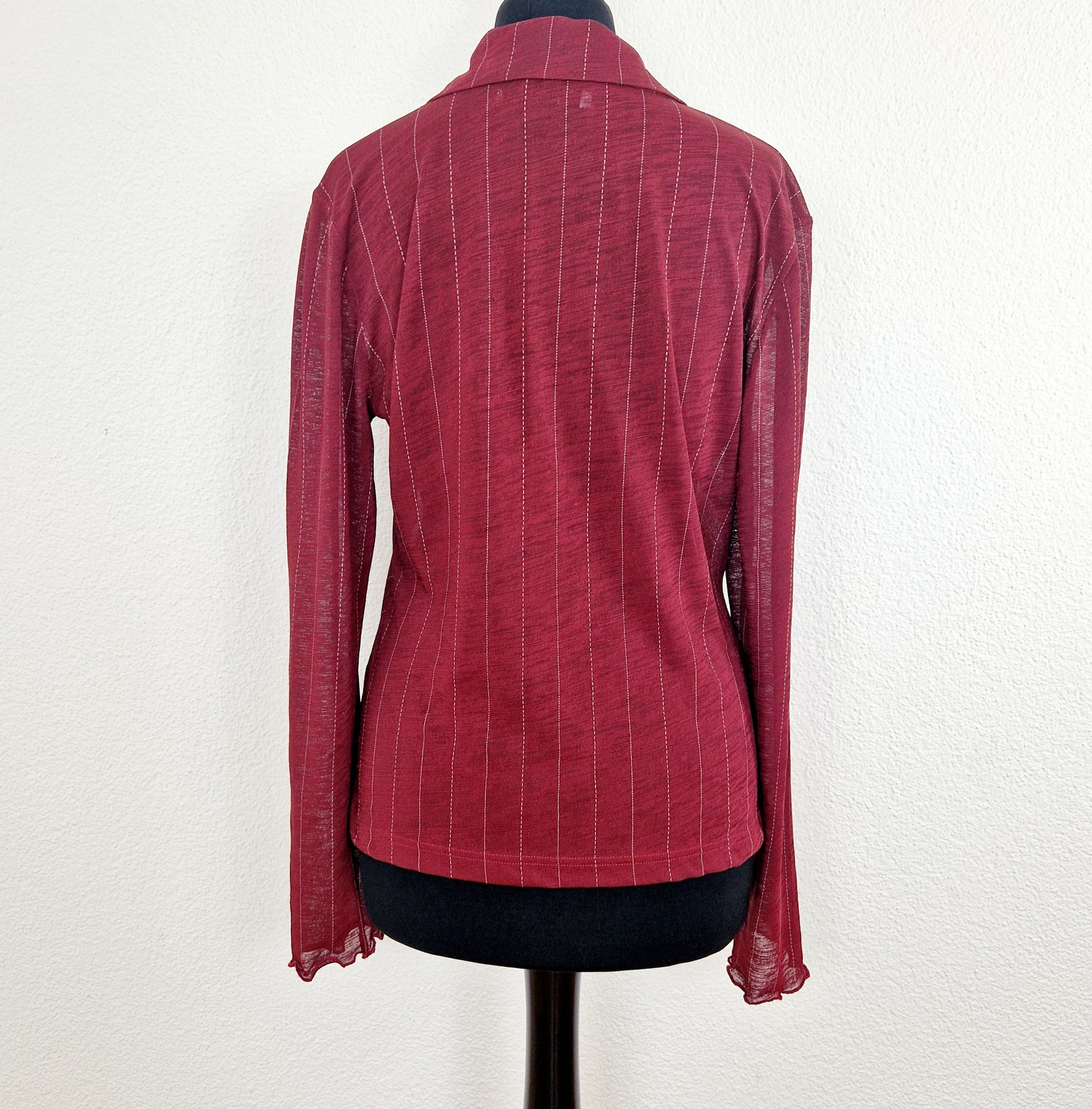 Einzigartige und nachhaltige Vintage Bluse in weinrot mit Streifen. Unique and sustainable vintage blouse in wine red with stripes. Back.