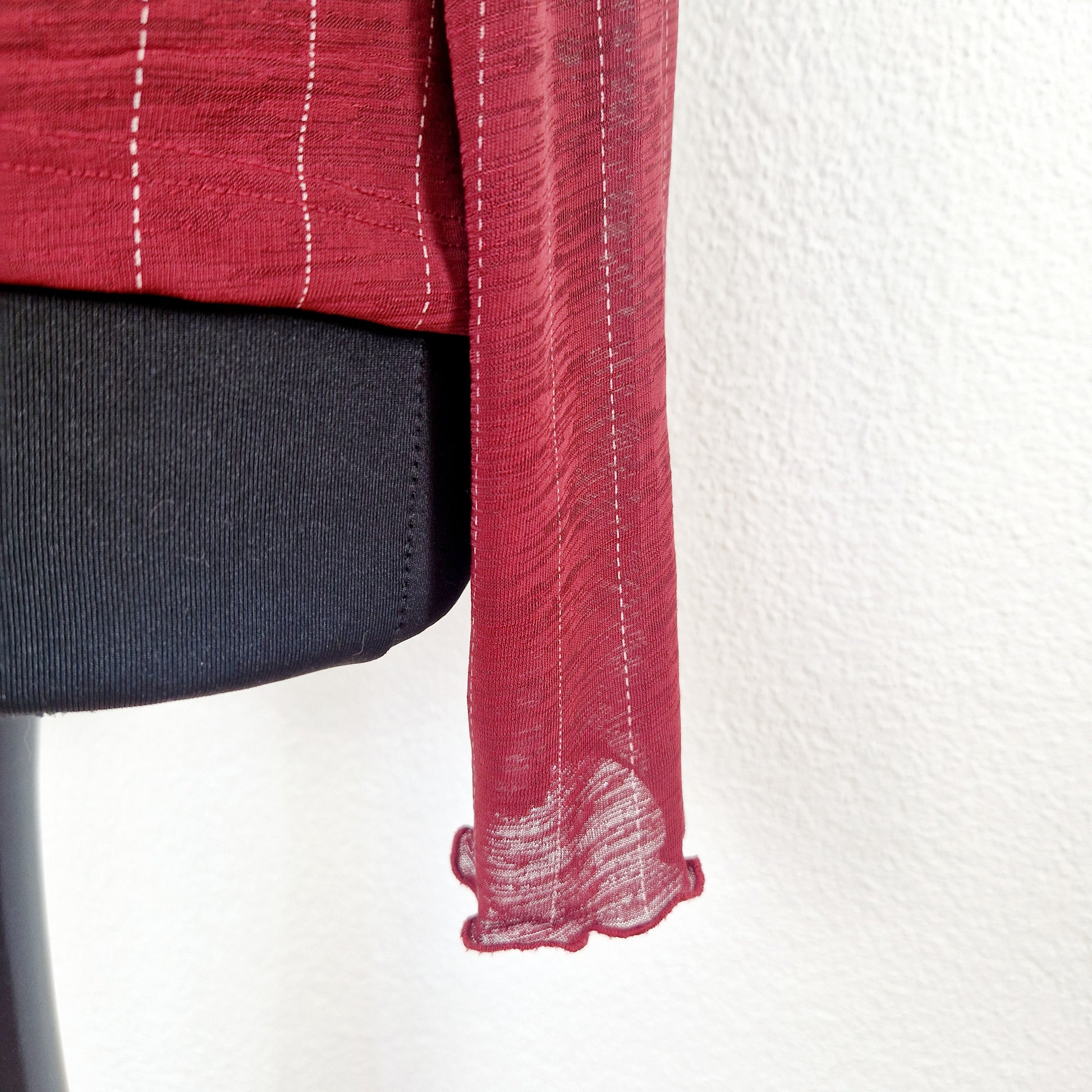 Einzigartige und nachhaltige Vintage Bluse in weinrot mit Streifen. Unique and sustainable vintage blouse in wine red with stripes. Sleeves.