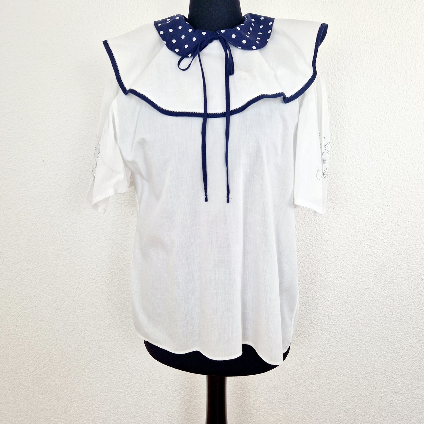 Einzigartige und nachhaltige Vintage Bluse in weiss-blau mit Kragen und Schleife. Unique and sustainable vintage blouse in white-blue with collar and bow. Front.