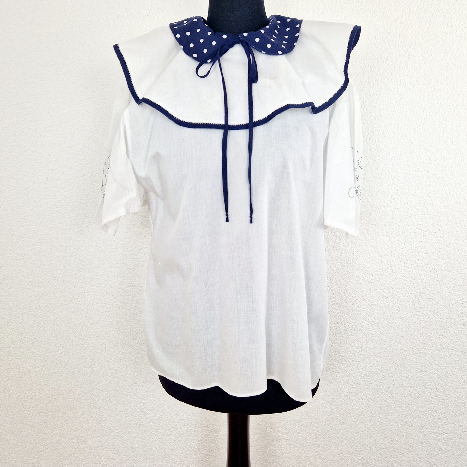 Einzigartige und nachhaltige Vintage Bluse in weiss-blau mit Kragen und Schleife. Unique and sustainable vintage blouse in white-blue with collar and bow. Front.