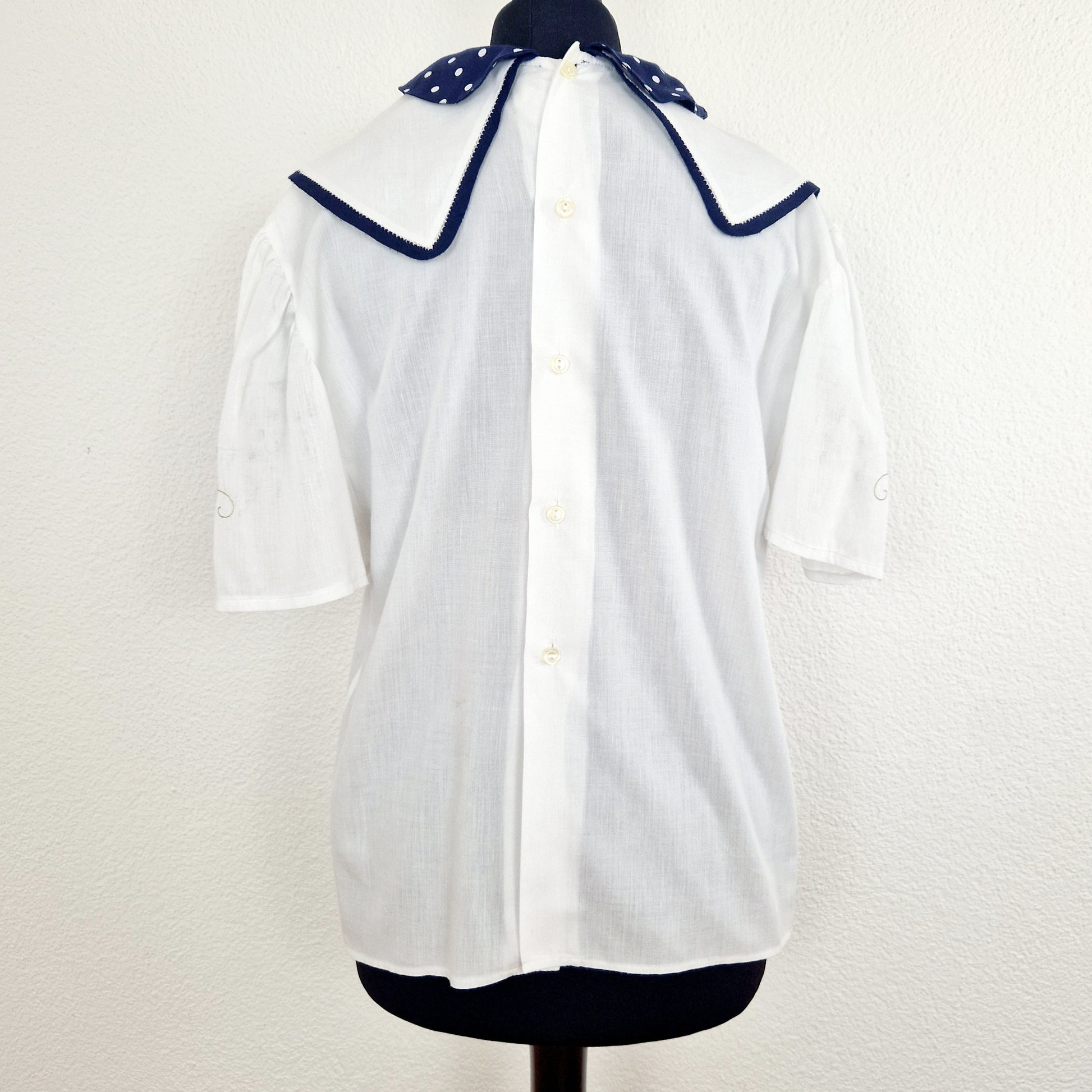 Einzigartige und nachhaltige Vintage Bluse in weiss-blau mit Kragen und Schleife. Unique and sustainable vintage blouse in white-blue with collar and bow. Back.