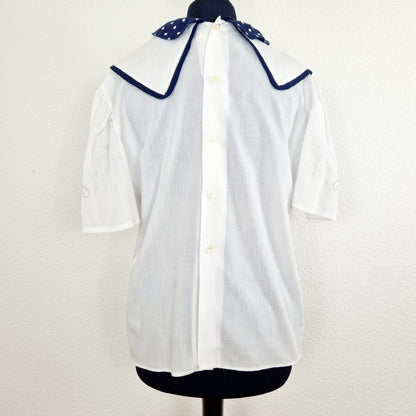 Einzigartige und nachhaltige Vintage Bluse in weiss-blau mit Kragen und Schleife. Unique and sustainable vintage blouse in white-blue with collar and bow. Back.