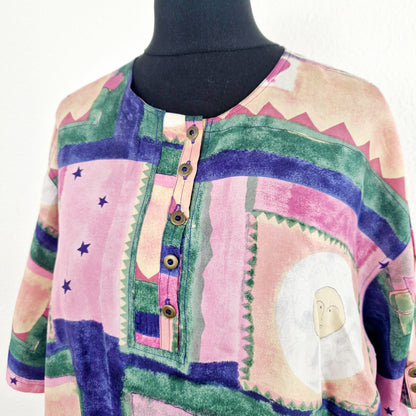 Einzigartiges und nachhaltiges Vintage T-Shirt und rosa-blau-grün mit Mond und Sternen. Unique and sustainable vintage t-shirt in pink-blue-green with moon and stars. Close-up.