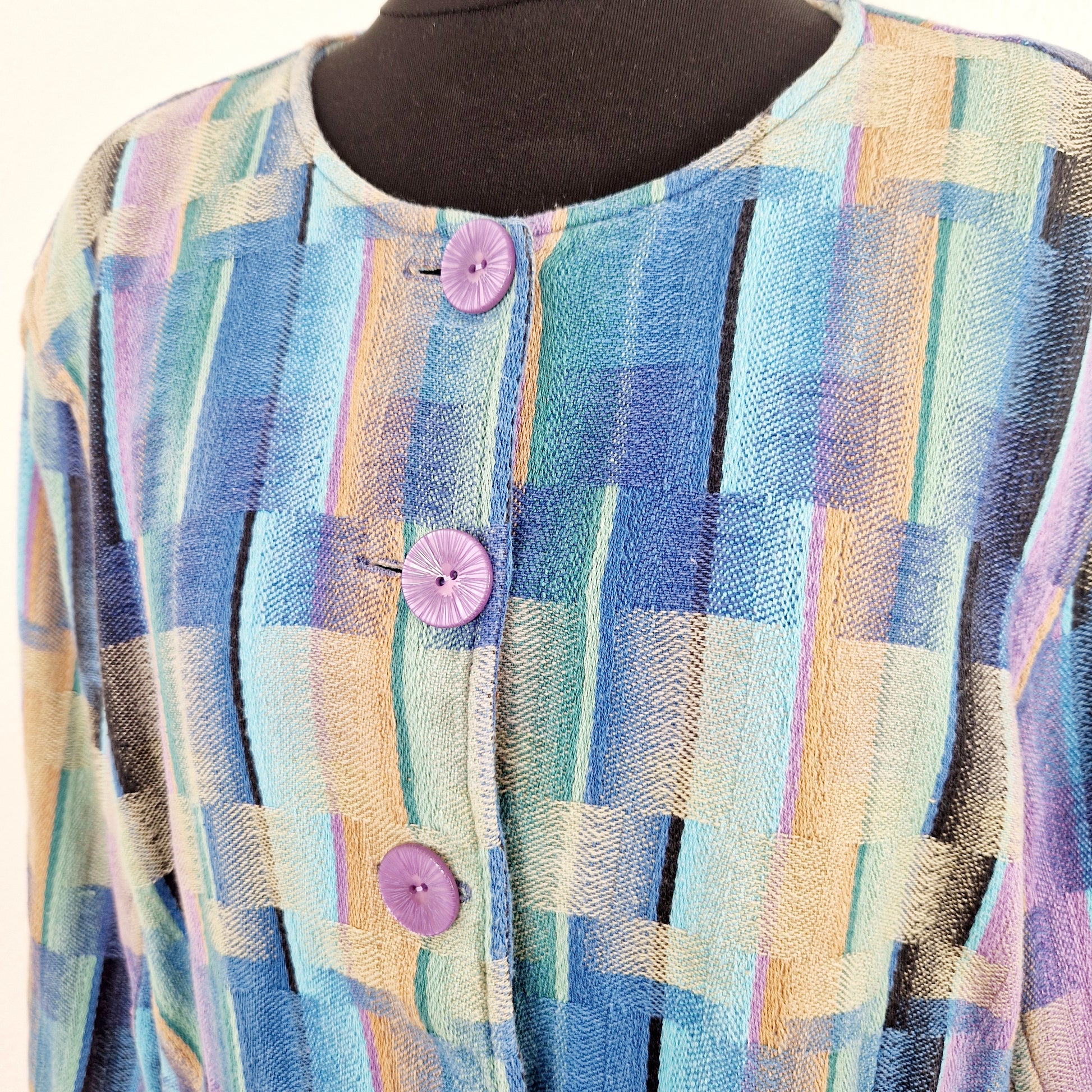 Einzigartiger und nachhaltiger Vintage Blazer in türkis-blau-lila, geometrisch. Close-up.