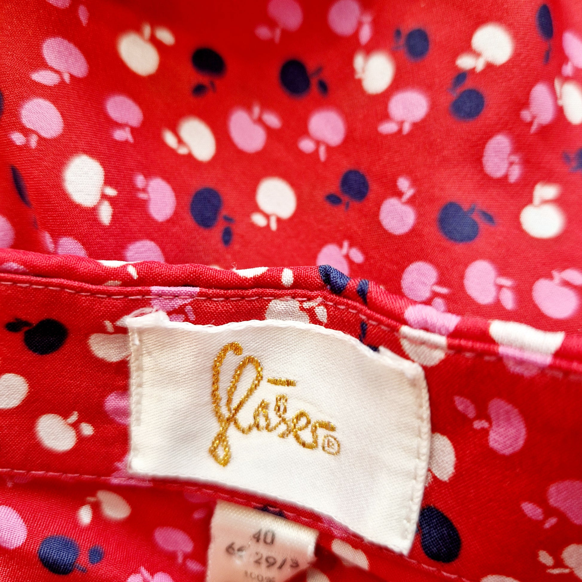Einzigartige und nachhaltige Vintage Bluse in rot-pink-blau mit Äpfeln. Unique and sustainable vintage blouse in red-pink-blue with apples. Tag.