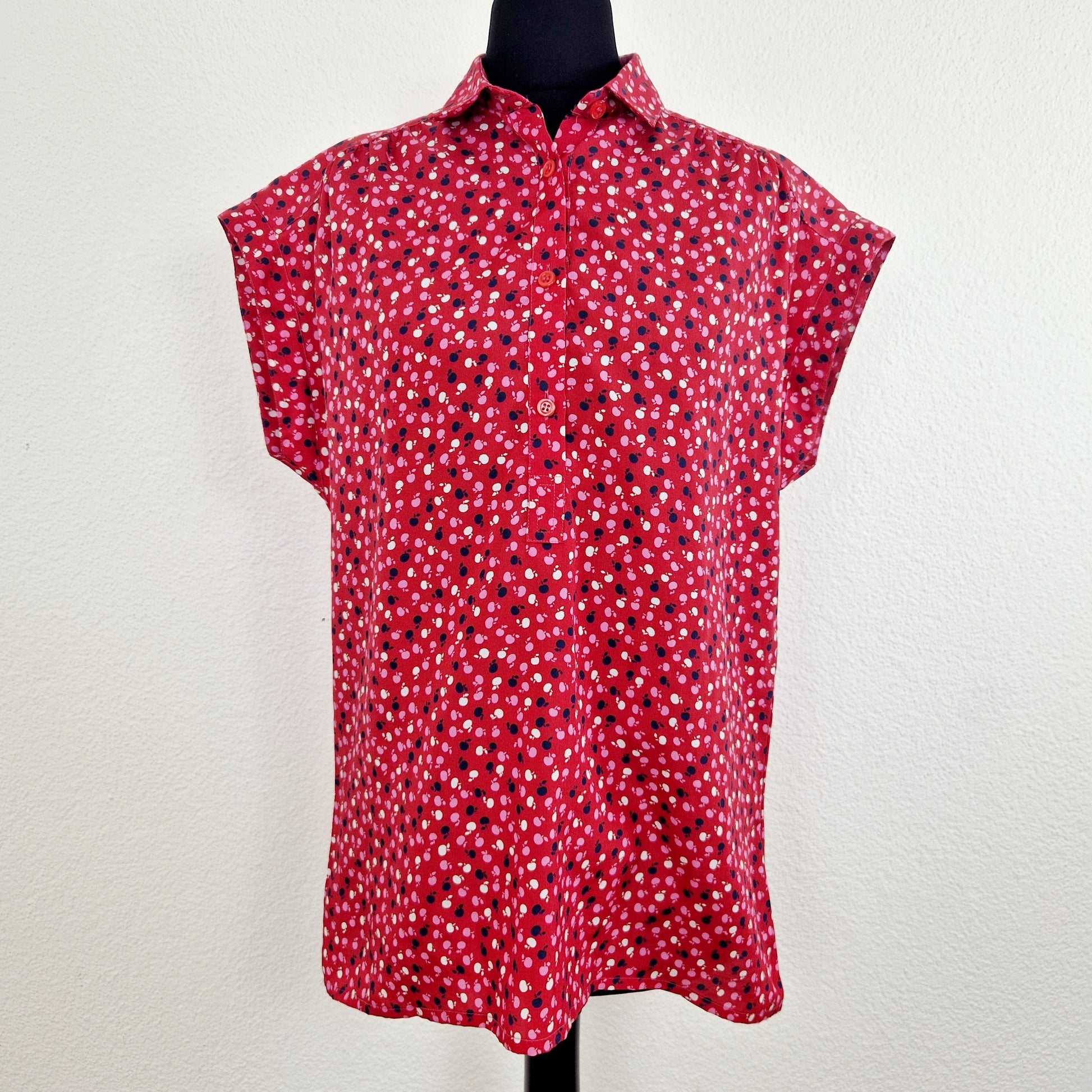 Einzigartige und nachhaltige Vintage Bluse in rot-pink-blau mit Äpfeln. Unique and sustainable vintage blouse in red-pink-blue with apples. Front.