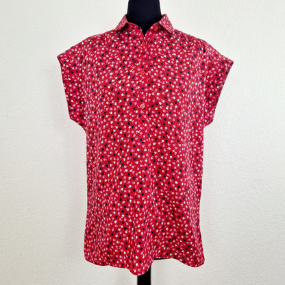Einzigartige und nachhaltige Vintage Bluse in rot-pink-blau mit Äpfeln. Unique and sustainable vintage blouse in red-pink-blue with apples. Front.