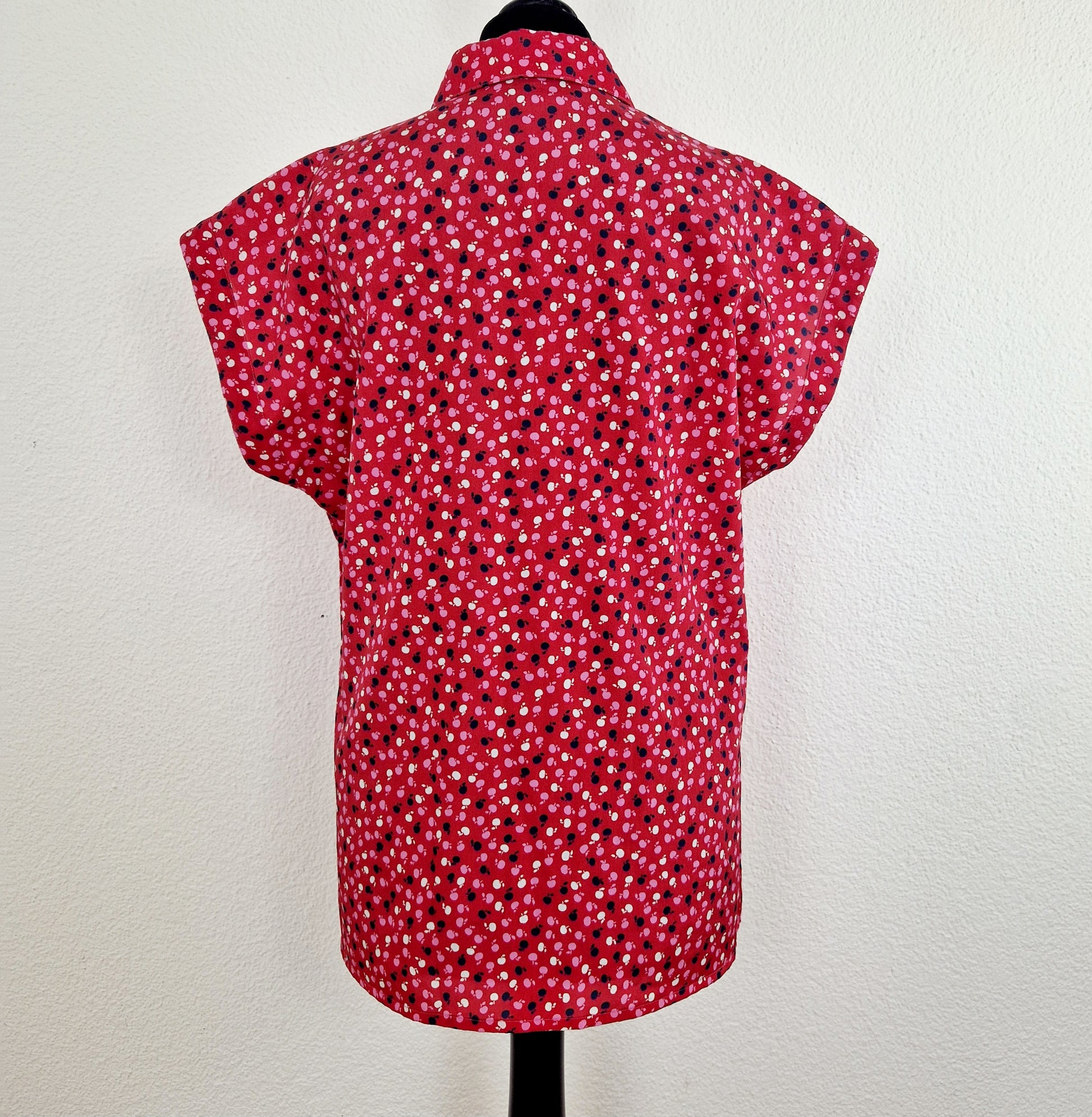 Einzigartige und nachhaltige Vintage Bluse in rot-pink-blau mit Äpfeln. Unique and sustainable vintage blouse in red-pink-blue with apples. Back.