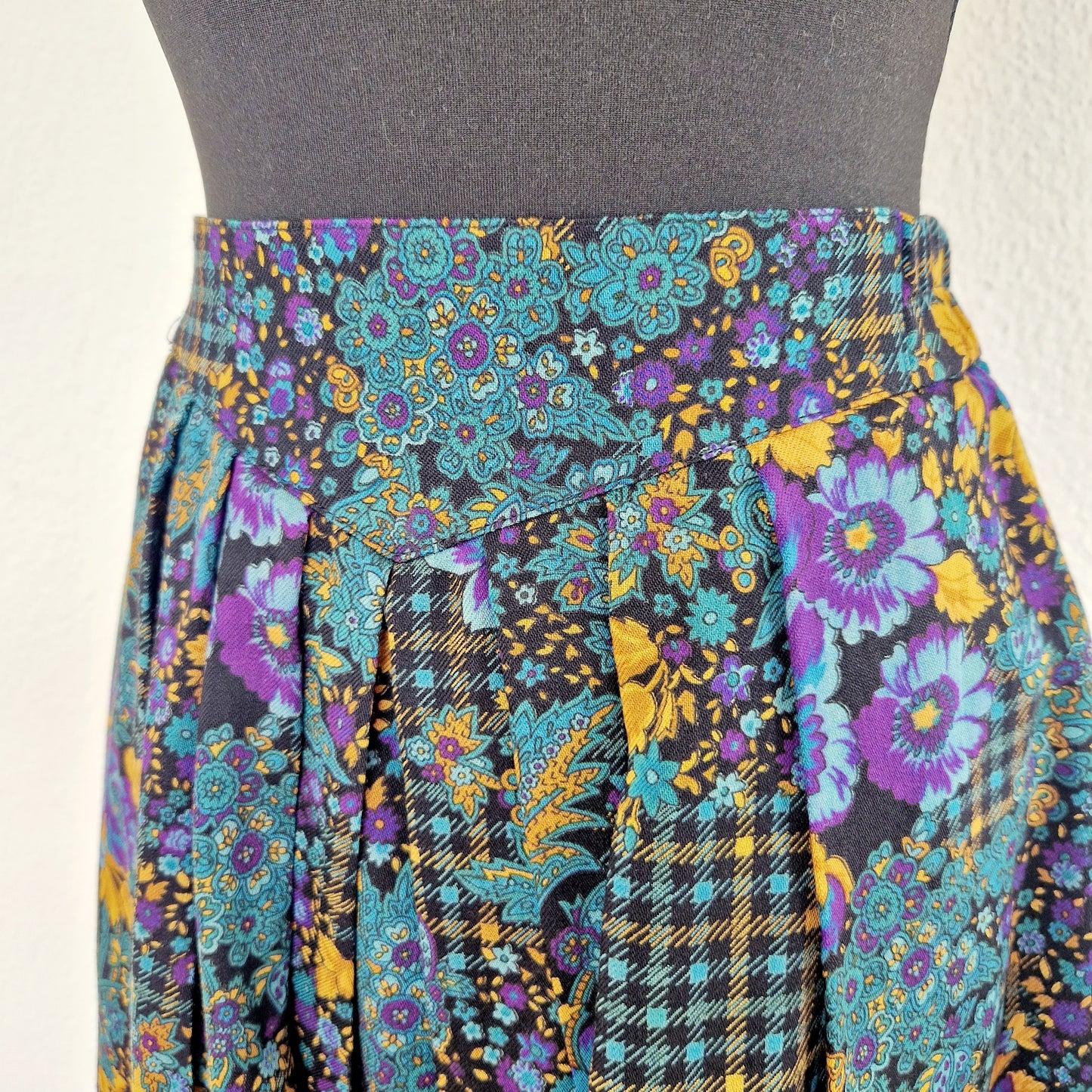 Einzigartiger und nachhaltiger Vintage Rock, petrol-violett-ocker, Blumen, M. Close-up.