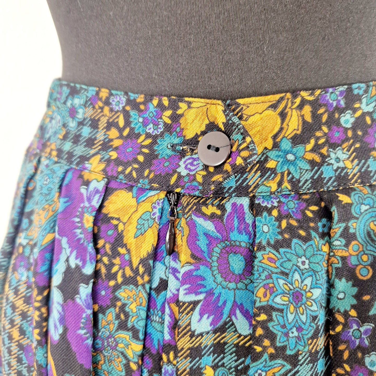 Einzigartiger und nachhaltiger Vintage Rock, petrol-violett-ocker, Blumen, M. Close-up 2.