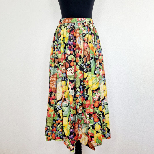 Einzigartiger und nachhaltiger Vintage Rock in schwarz-gelb-rot mit Früchten. Unique and sustainable vintage skirt in black-yellow-red with fruit. Front.