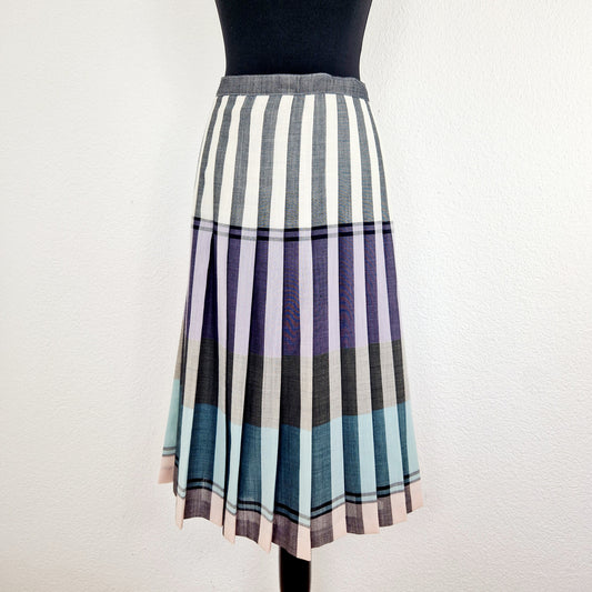 Einzigartiger und nachhaltiger Vintage Rock in weiss-lila-hellblau mit Falten. Unique and sustainable vintage skirt in white-purple-light blue with pleats. Front.