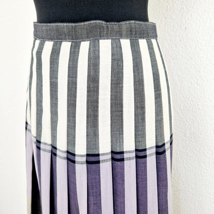 Einzigartiger und nachhaltiger Vintage Rock in weiss-lila-hellblau mit Falten. Unique and sustainable vintage skirt in white-purple-light blue with pleats. Close-up.