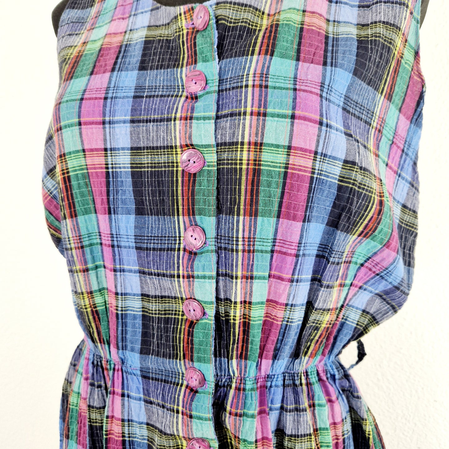 Einzigartiger und nachhaltiger Vintage Playsuit in blau-pink-grün, kariert. Unique and sustainable vintage playsuit in blue-pink-green, checked. Close-up.