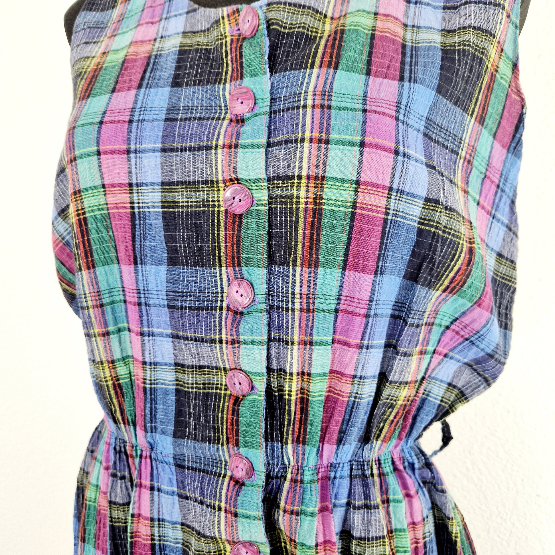 Einzigartiger und nachhaltiger Vintage Playsuit in blau-pink-grün, kariert. Unique and sustainable vintage playsuit in blue-pink-green, checked. Close-up.