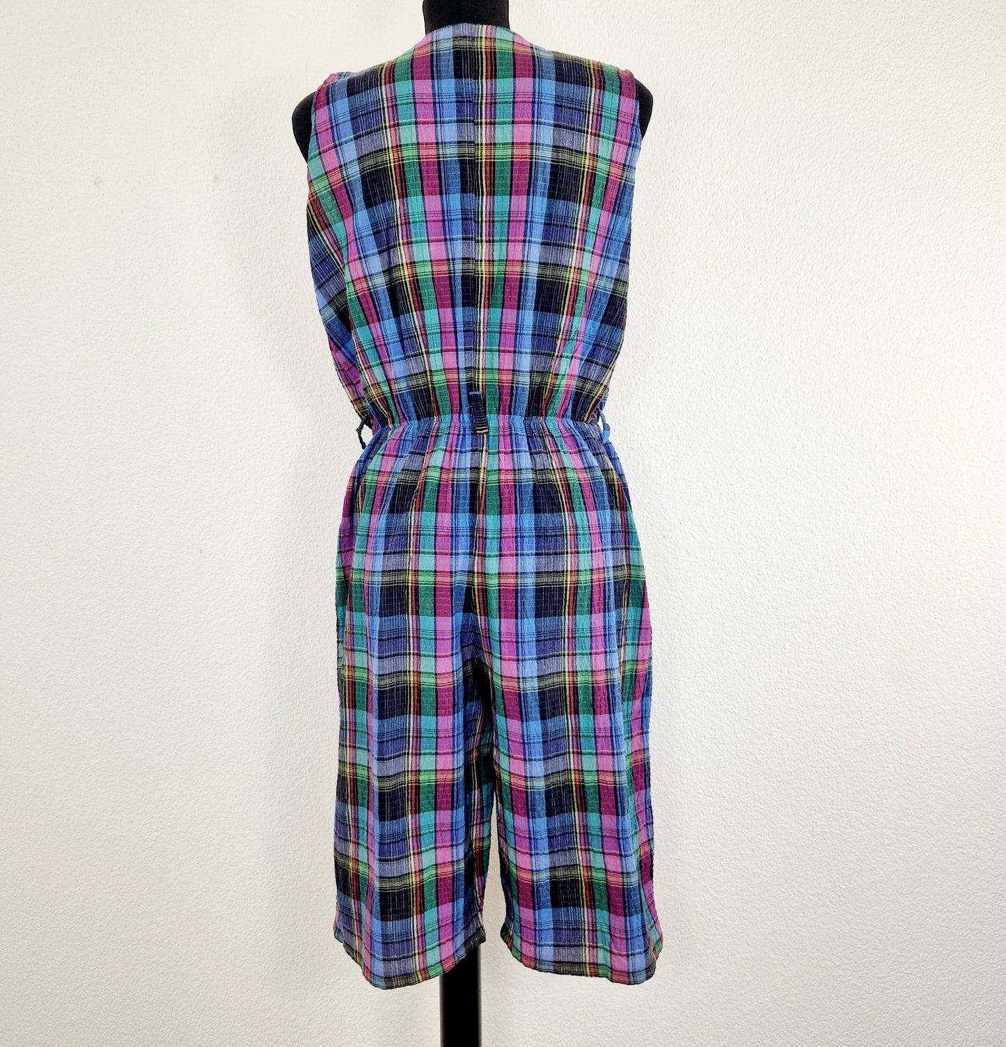 Einzigartiger und nachhaltiger Vintage Playsuit in blau-pink-grün, kariert. Unique and sustainable vintage playsuit in blue-pink-green, checked. Back.